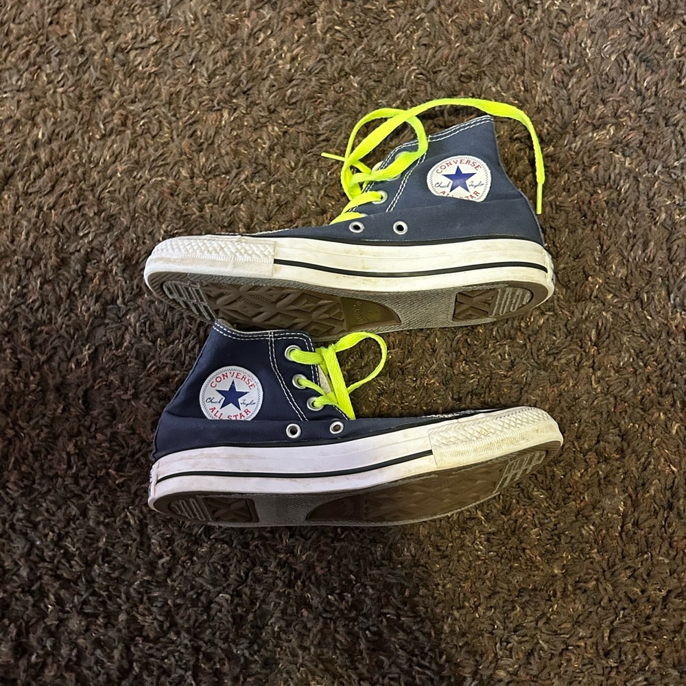 converse high tops Size 4